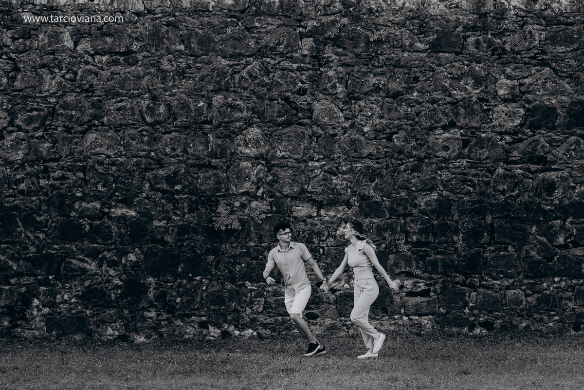 Ensaio fotografico de casal, abraçados, apaixonado e natural.