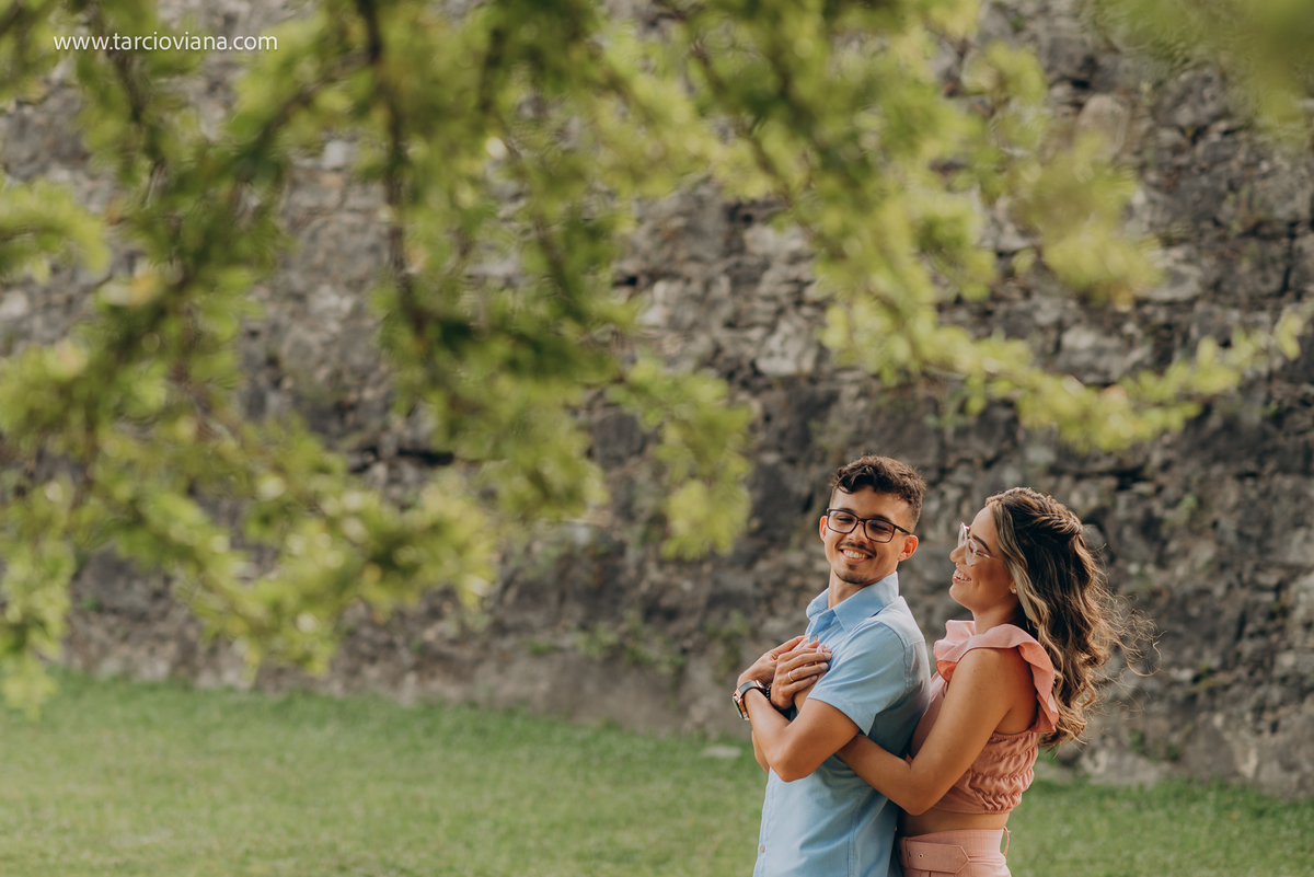 Ensaio fotografico de casal, abraçados, apaixonado e natural. ensaio casal. fotógrafo em joão pessoa
