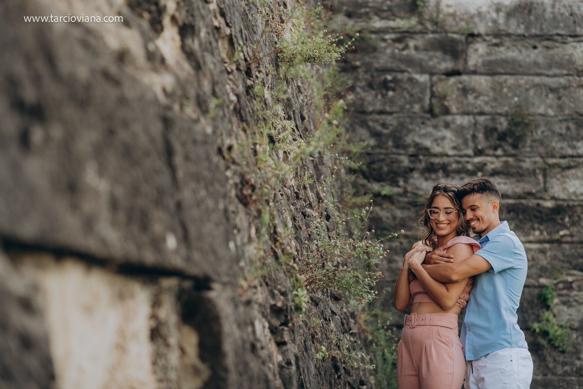 Ensaio fotografico de casal, abraçados, apaixonado e natural. ensaio casal. fotógrafo em joão pessoa