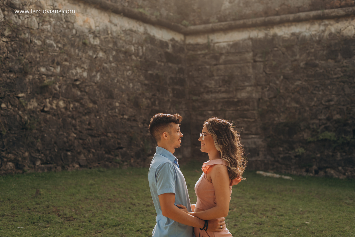 Ensaio fotografico de casal, abraçados, apaixonado e natural. ensaio casal. fotógrafo em joão pessoa