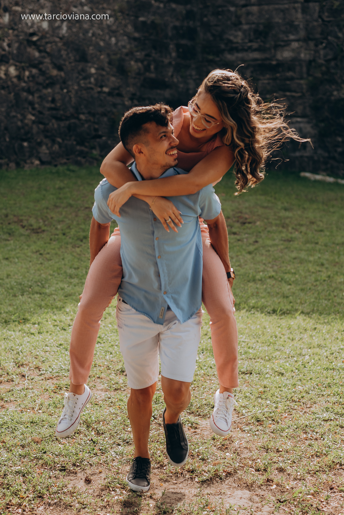 Ensaio fotografico de casal, abraçados, apaixonado e natural. ensaio casal. fotógrafo em joão pessoa