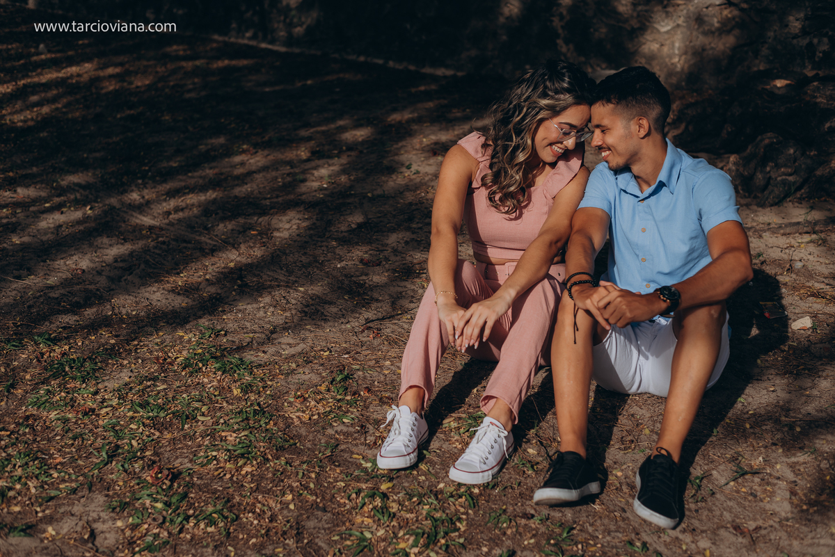 Ensaio fotografico de casal, abraçados, apaixonado e natural. ensaio casal. fotógrafo em joão pessoa