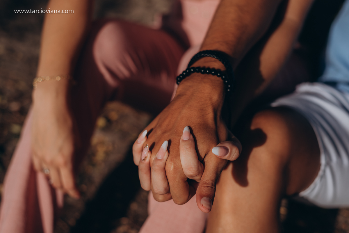 Ensaio fotografico de casal, abraçados, apaixonado e natural. ensaio casal. fotógrafo em joão pessoa