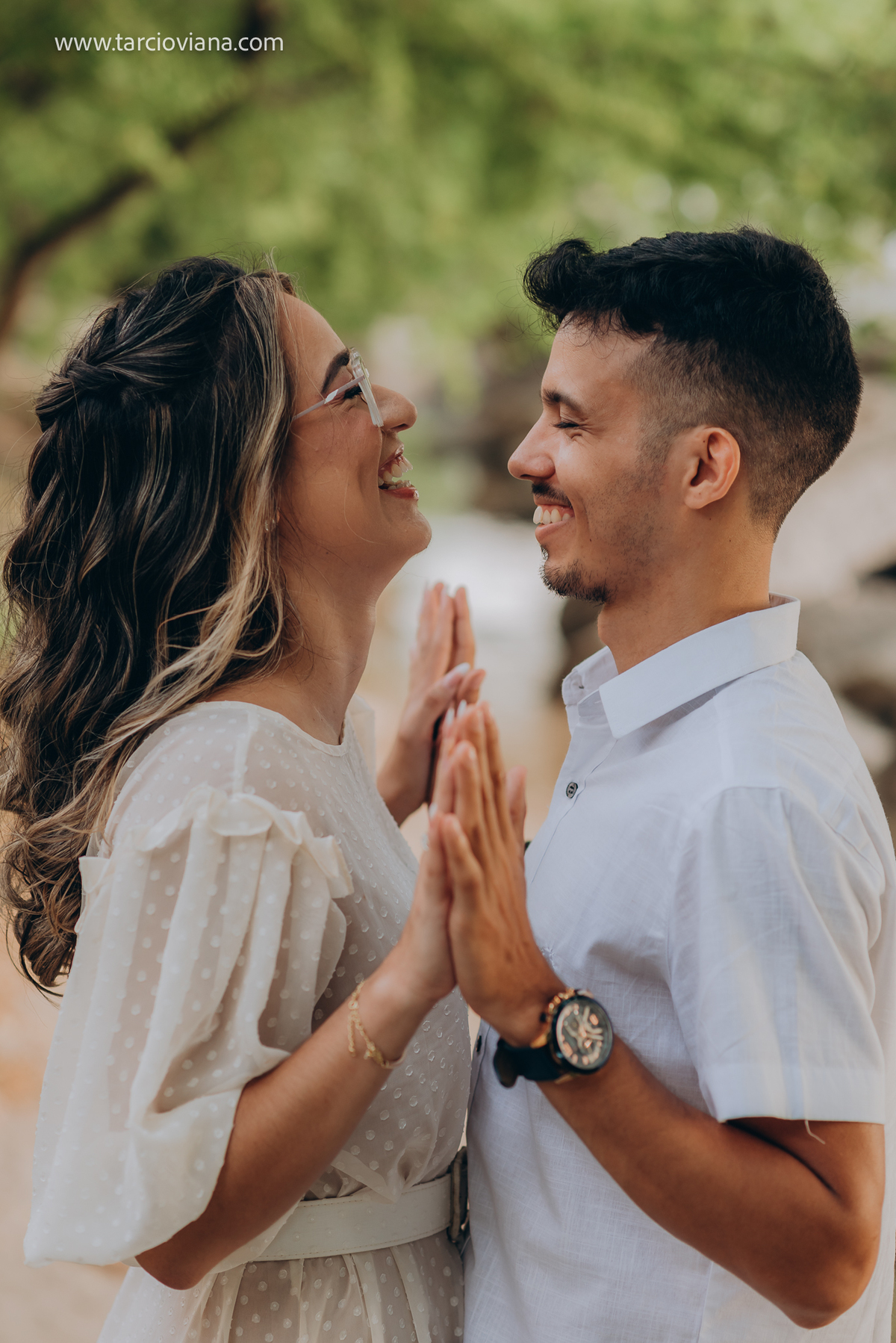 Ensaio fotografico de casal, abraçados, apaixonado e natural. ensaio casal. fotógrafo em joão pessoa