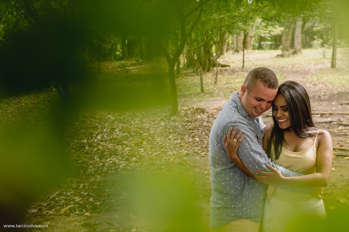 ENSAIO CASAL JARDIM BOTÂNICO KIVIA E BISMARCK PRÉ CASAMENTO FOTOGRAFO DE SANTA RITA PB TÁRCIO SILVA E JOÃO PESSOA PARAIBA ABRAÇOS CASAL APAIXONADO , ENSAIO DE CASAMENTO 