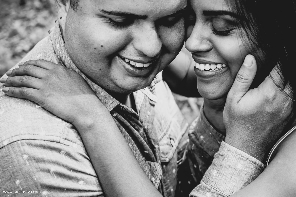 ENSAIO CASAL JARDIM BOTÂNICO KIVIA E BISMARCK PRÉ CASAMENTO FOTOGRAFO DE SANTA RITA PB TÁRCIO SILVA E JOÃO PESSOA PARAIBA ABRAÇOS CASAL APAIXONADO , ENSAIO DE CASAMENTO 