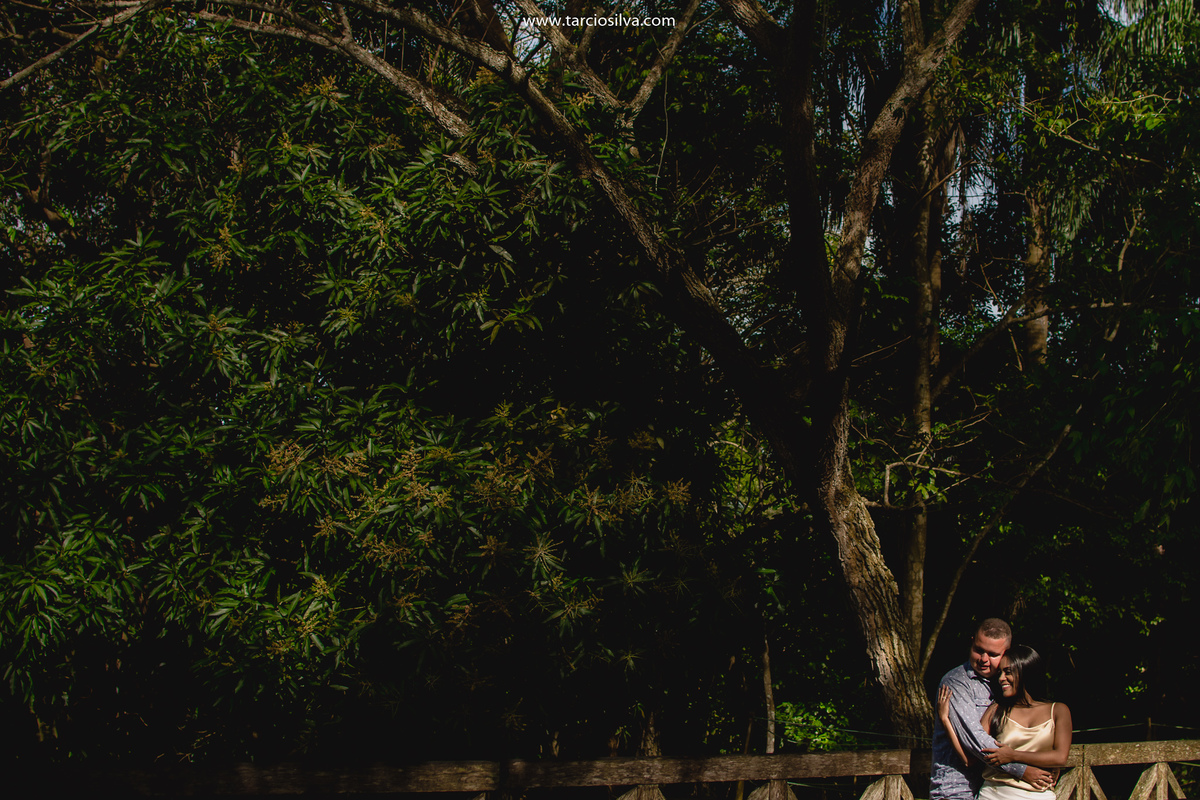 ENSAIO CASAL JARDIM BOTÂNICO KIVIA E BISMARCK PRÉ CASAMENTO FOTOGRAFO DE SANTA RITA PB TÁRCIO SILVA E JOÃO PESSOA PARAIBA ABRAÇOS CASAL APAIXONADO , ENSAIO DE CASAMENTO 