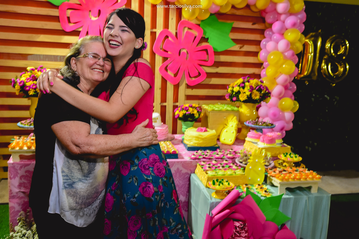 Aniversário 18 anos em Jacaraú PB fotografia de família por Tárcio silva decoração  , abraços em aniversários , momento unico no aniversário , comemoração da vida, jacaraú paraiba por fotografo de santa rita pb Tárcio Silva 