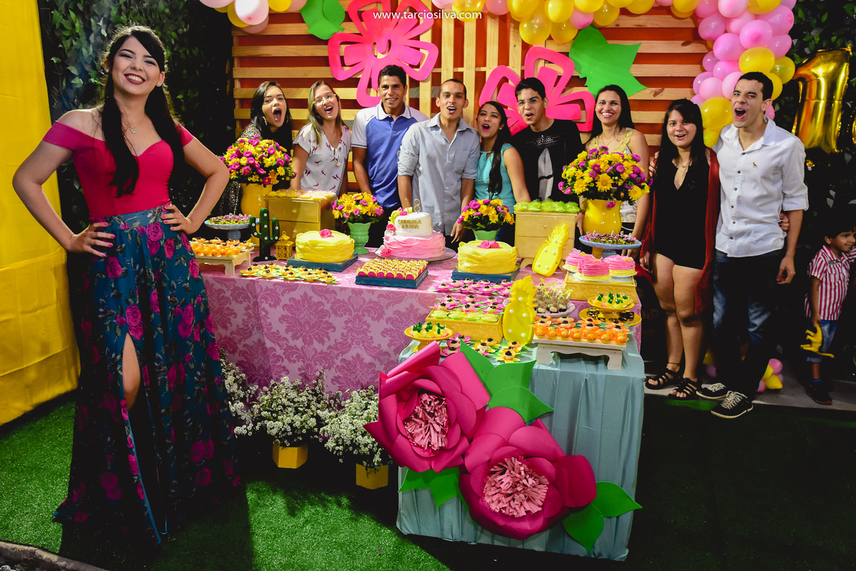 Aniversário 18 anos em Jacaraú PB fotografia de família por Tárcio silva decoração  , abraços em aniversários , momento unico no aniversário , comemoração da vida, jacaraú paraiba por fotografo de santa rita pb Tárcio Silva 