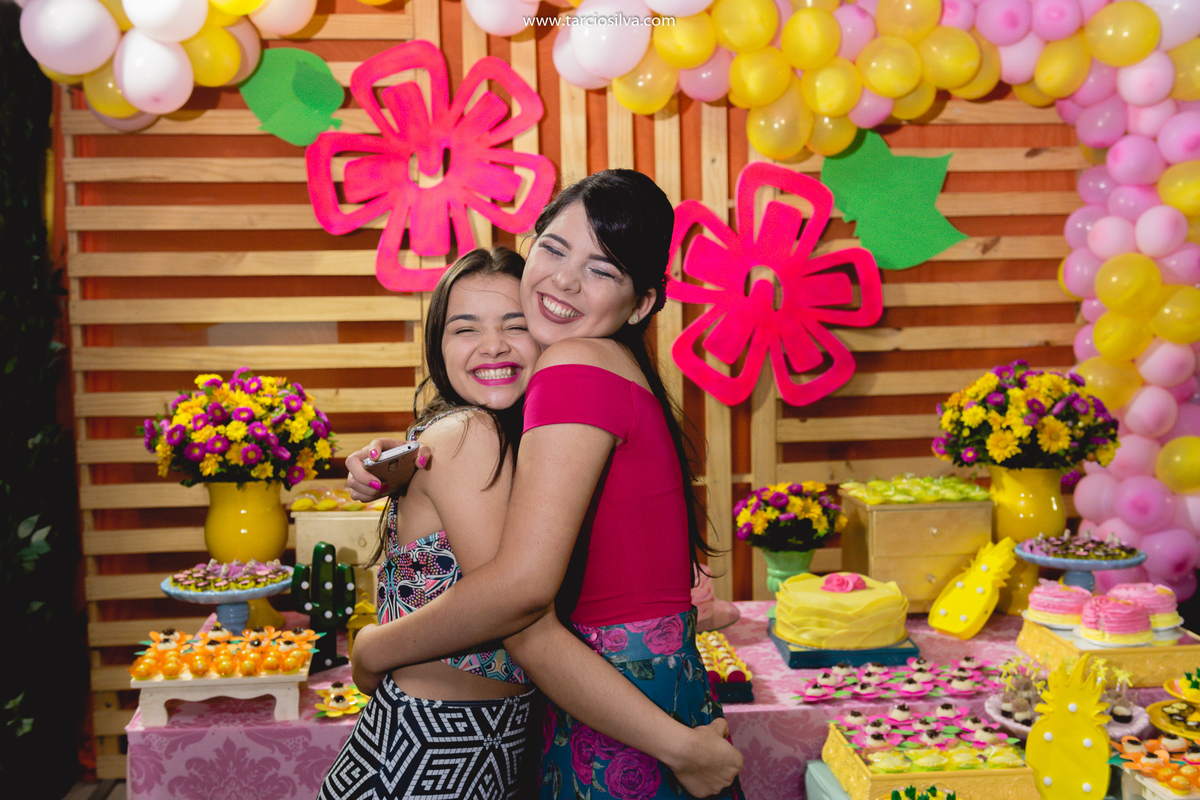 Aniversário 18 anos em Jacaraú PB fotografia de família por Tárcio silva decoração  , abraços em aniversários , momento unico no aniversário , comemoração da vida, jacaraú paraiba por fotografo de santa rita pb Tárcio Silva 