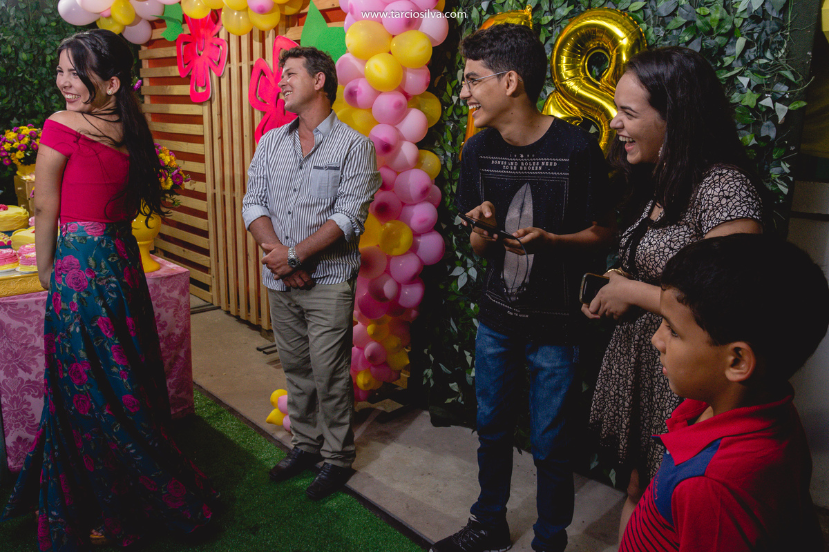 Aniversário 18 anos em Jacaraú PB fotografia de família por Tárcio silva decoração  , abraços em aniversários , momento unico no aniversário , comemoração da vida, jacaraú paraiba por fotografo de santa rita pb Tárcio Silva 
