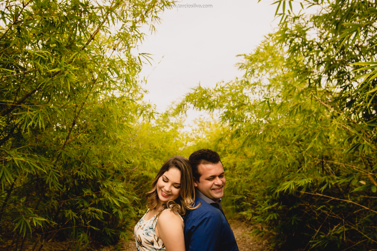 CASAL ABRAÇADOS DE COSTAS PLANTAÇÃO DE BAMBUNS, FOTOGRAFIA PRÉ CASAMENTO FOTOGRAFO DE CASAMENTOS EM SANTA RITA TÁRCIO SILVA , FOTOGRAFO DE HISTÓRIAS, FOTOGRAFO DE CASAL , MELHOR FOTOGRAFO DE CASAMENTOS TARCIO SILVA