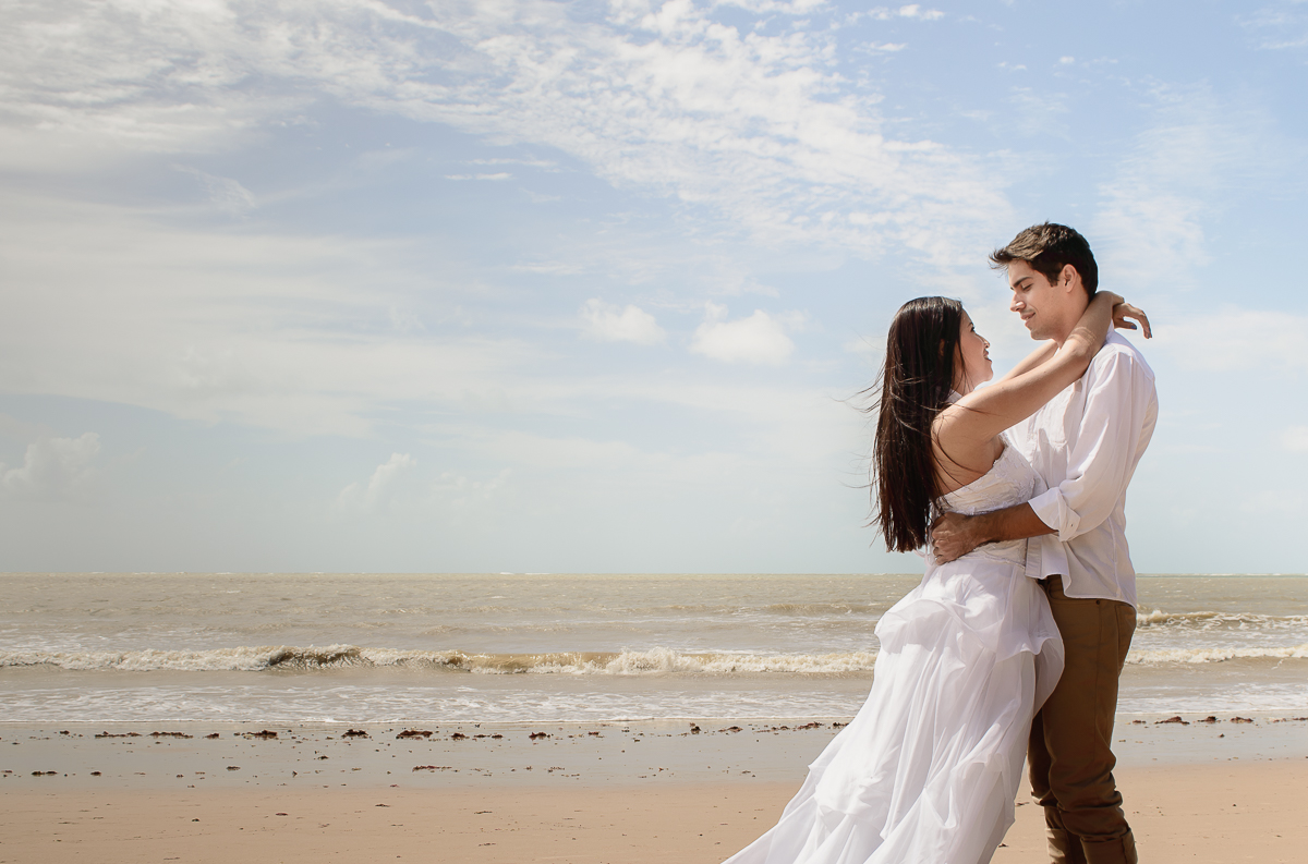 casal abraçados na praia , joão pessoa - pb