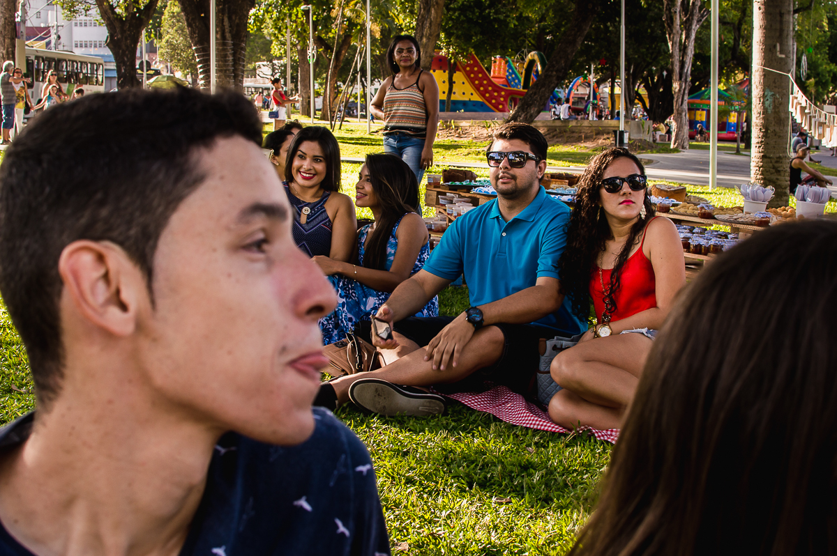 pai dando lingua para o filho
