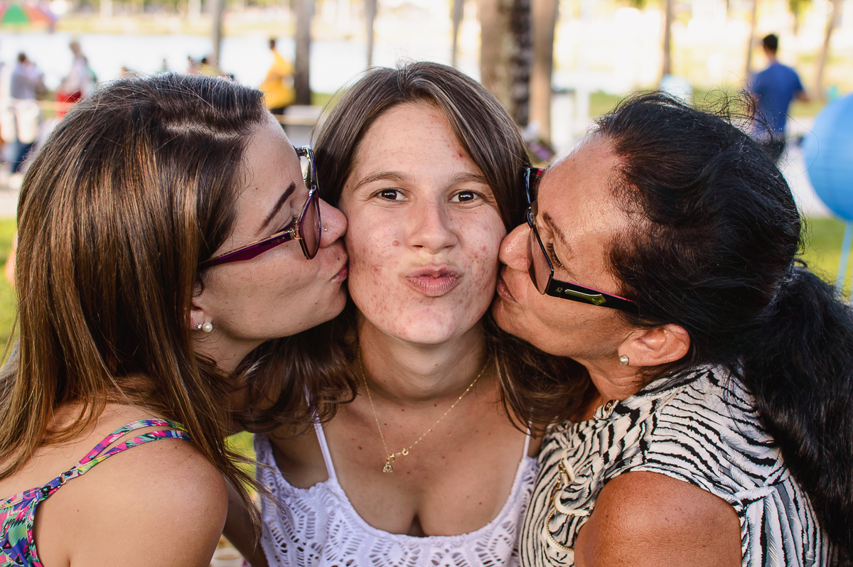 beijo da mae e irmã