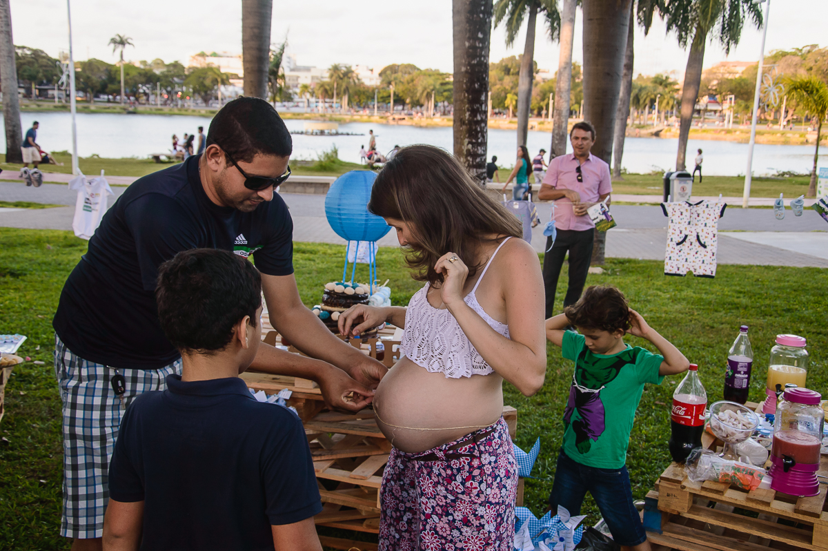 medindo a barriga da gestante