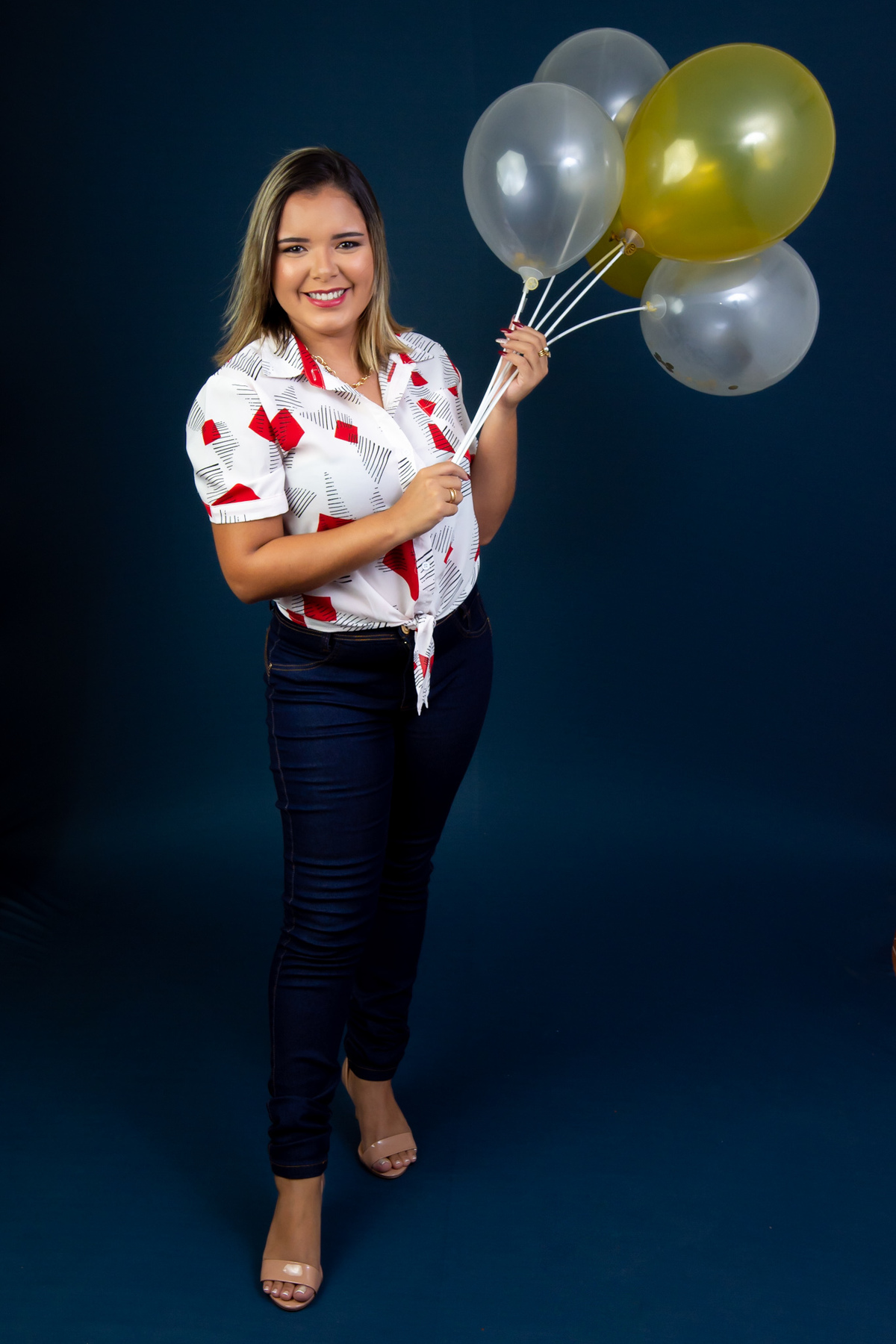 Fotografia com cadeira, fotografia no estúdio - fotografia de mulher - fotos incriveis no estudio
fotográfica casual - fotos espontânea no estúdio - fotografo em santa rita - fotos de studio

