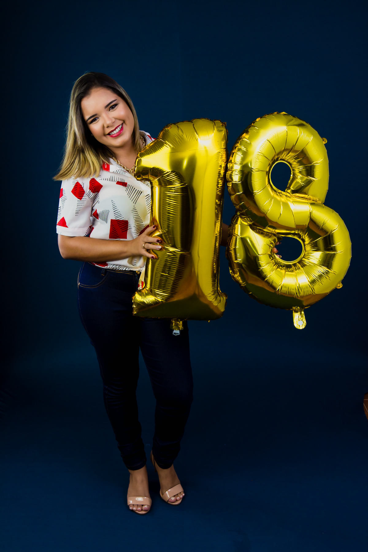 Fotografia com cadeira, fotografia no estúdio - fotografia de mulher - fotos incriveis no estudio
fotográfica casual - fotos espontânea no estúdio - fotografo em santa rita - fotos de studio