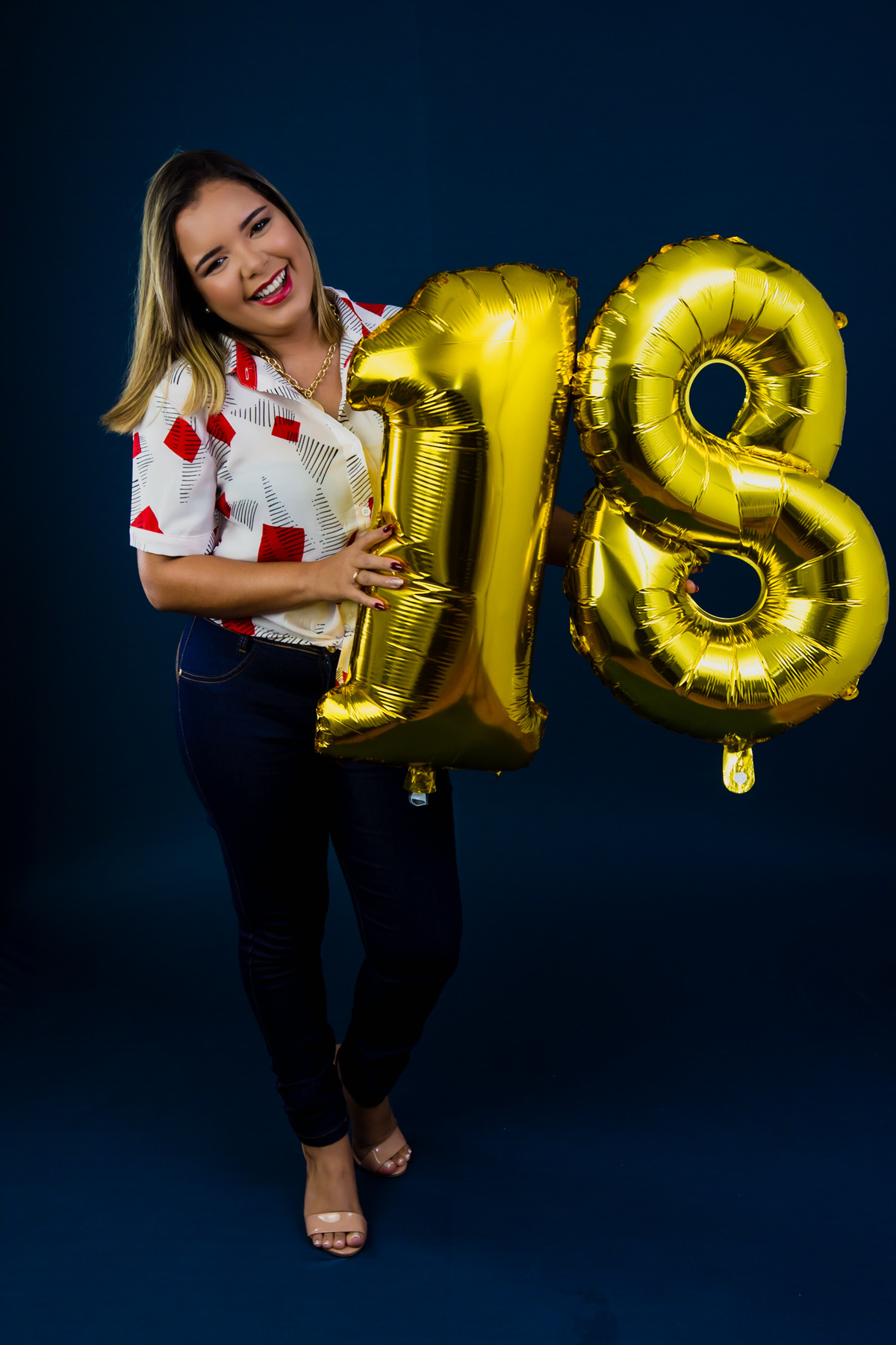 Fotografia com cadeira, fotografia no estúdio - fotografia de mulher - fotos incriveis no estudio
fotográfica casual - fotos espontânea no estúdio - fotografo em santa rita - fotos de studio