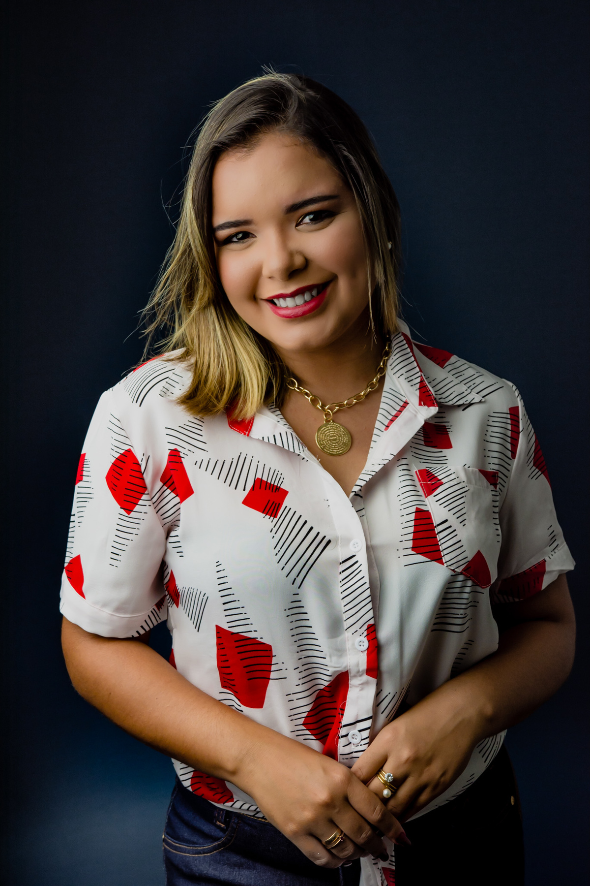 Fotografia com cadeira, fotografia no estúdio - fotografia de mulher - fotos incriveis no estudio
fotográfica casual - fotos espontânea no estúdio - fotografo em santa rita - fotos de studio