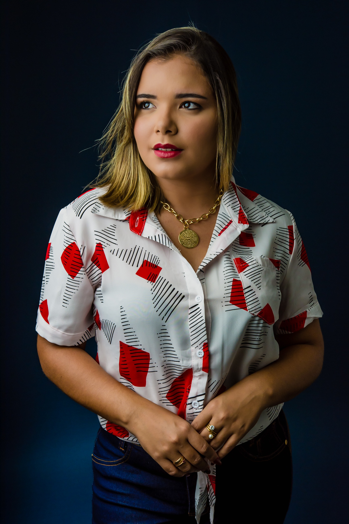 Fotografia com cadeira, fotografia no estúdio - fotografia de mulher - fotos incriveis no estudio
fotográfica casual - fotos espontânea no estúdio - fotografo em santa rita - fotos de studio