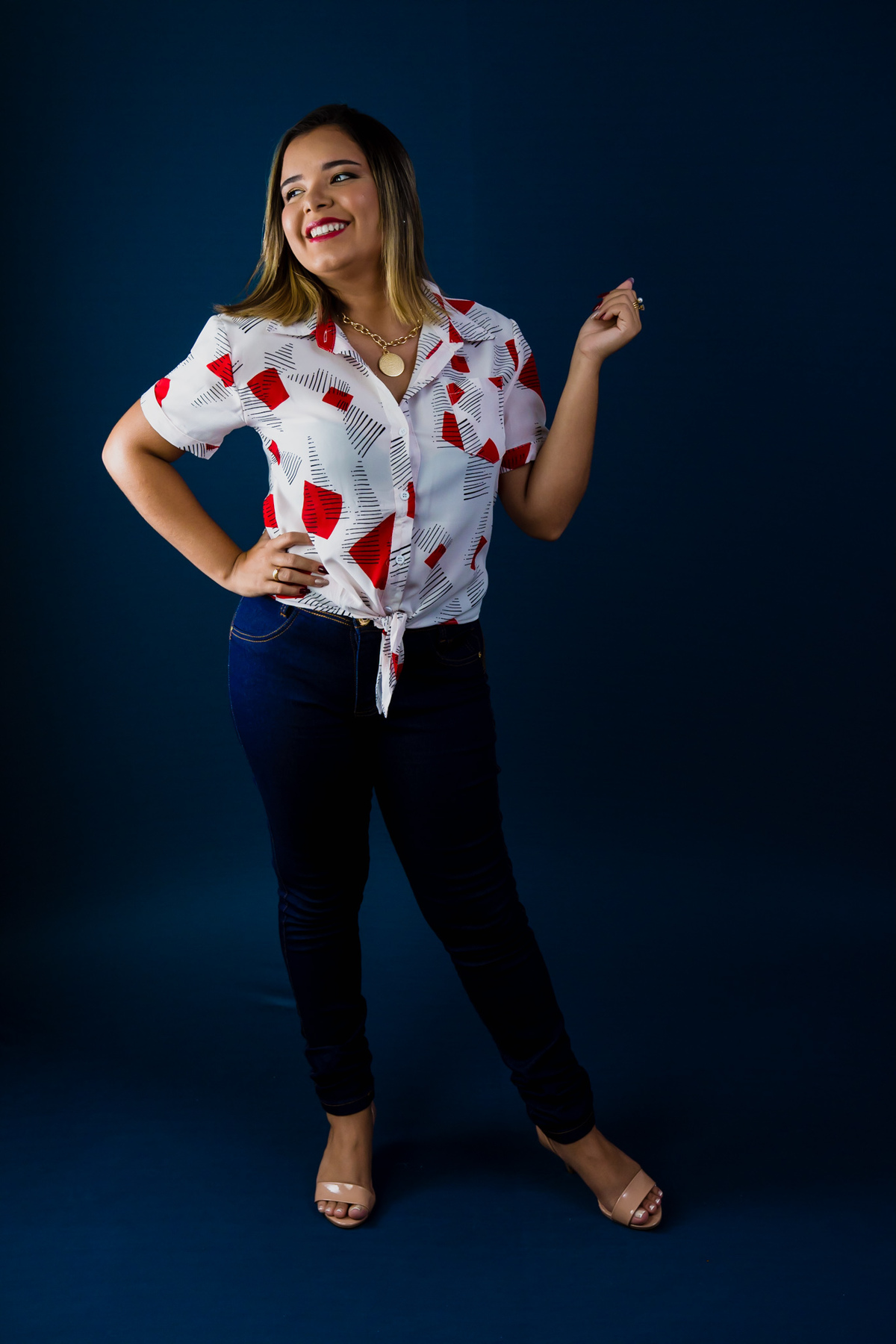 Fotografia com cadeira, fotografia no estúdio - fotografia de mulher - fotos incriveis no estudio
fotográfica casual - fotos espontânea no estúdio - fotografo em santa rita - fotos de studio