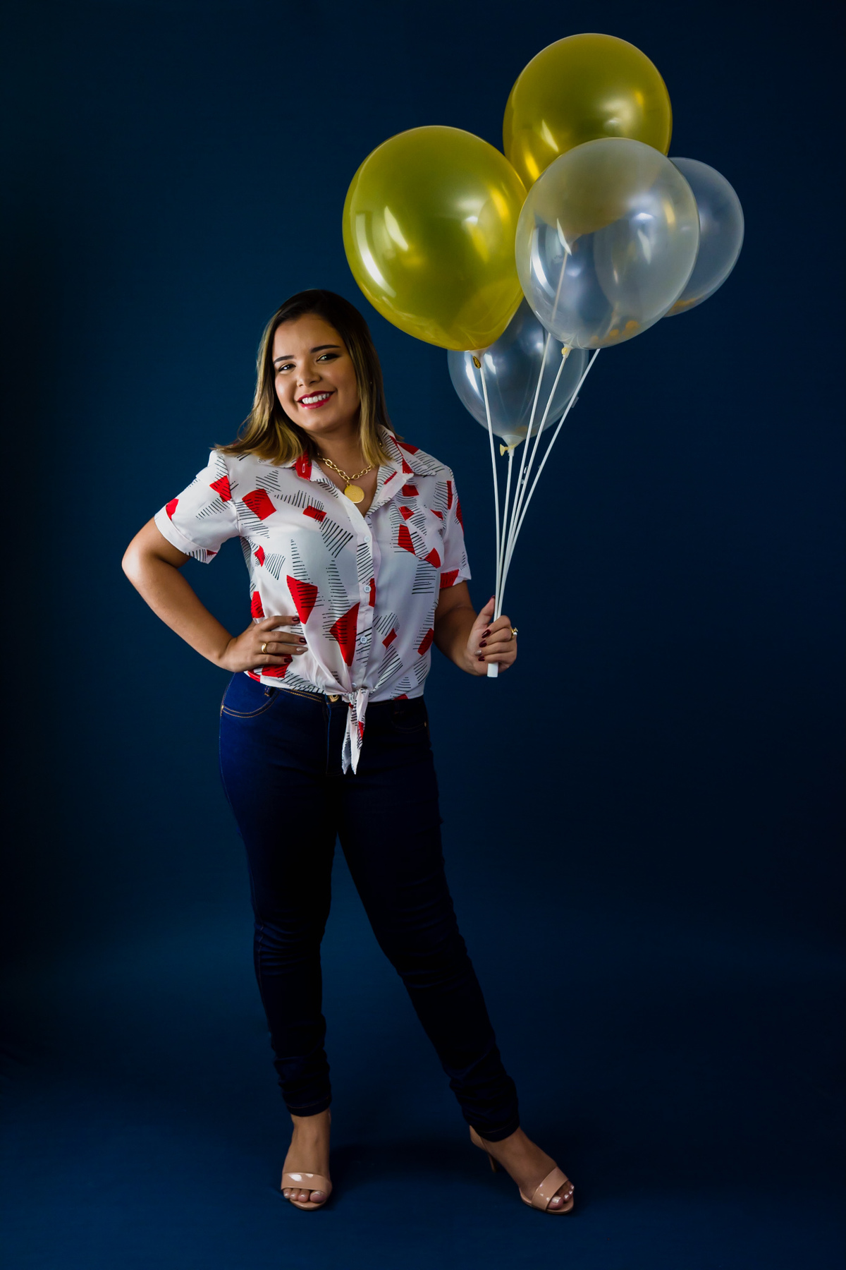 Fotografia com cadeira, fotografia no estúdio - fotografia de mulher - fotos incriveis no estudio
fotográfica casual - fotos espontânea no estúdio - fotografo em santa rita - fotos de studio