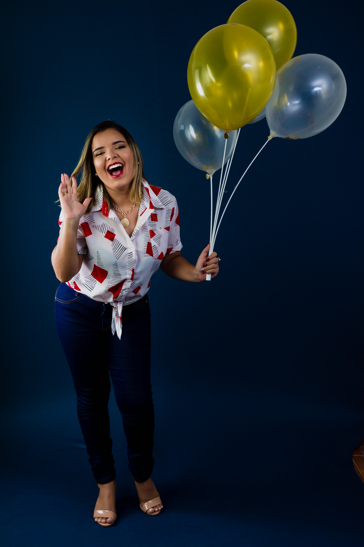 Fotografia com cadeira, fotografia no estúdio - fotografia de mulher - fotos incriveis no estudio
fotográfica casual - fotos espontânea no estúdio - fotografo em santa rita - fotos de studio