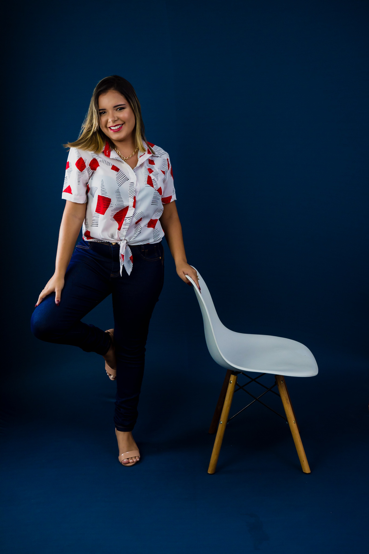 Fotografia com cadeira, fotografia no estúdio - fotografia de mulher - fotos incriveis no estudio
fotográfica casual - fotos espontânea no estúdio - fotografo em santa rita - fotos de studio