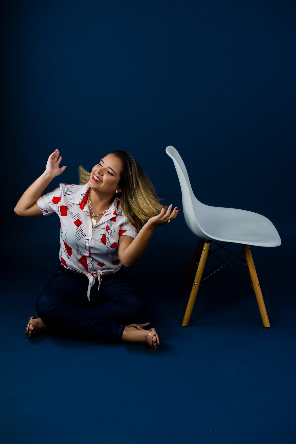 Fotografia com cadeira, fotografia no estúdio - fotografia de mulher - fotos incriveis no estudio
fotográfica casual - fotos espontânea no estúdio - fotografo em santa rita - fotos de studio