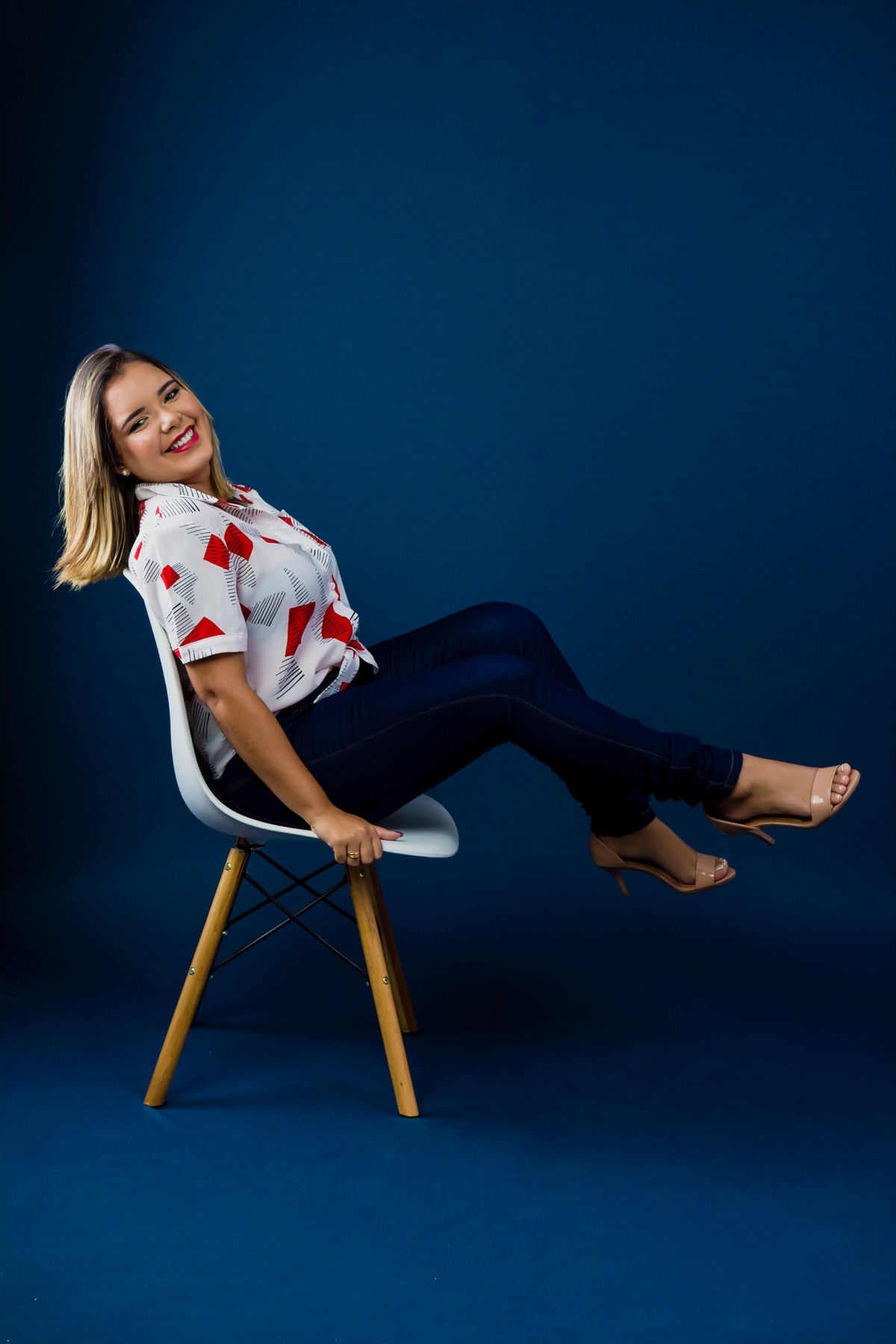 Fotografia com cadeira, fotografia no estúdio - fotografia de mulher - fotos incriveis no estudio
fotográfica casual - fotos espontânea no estúdio - fotografo em santa rita - fotos de studio