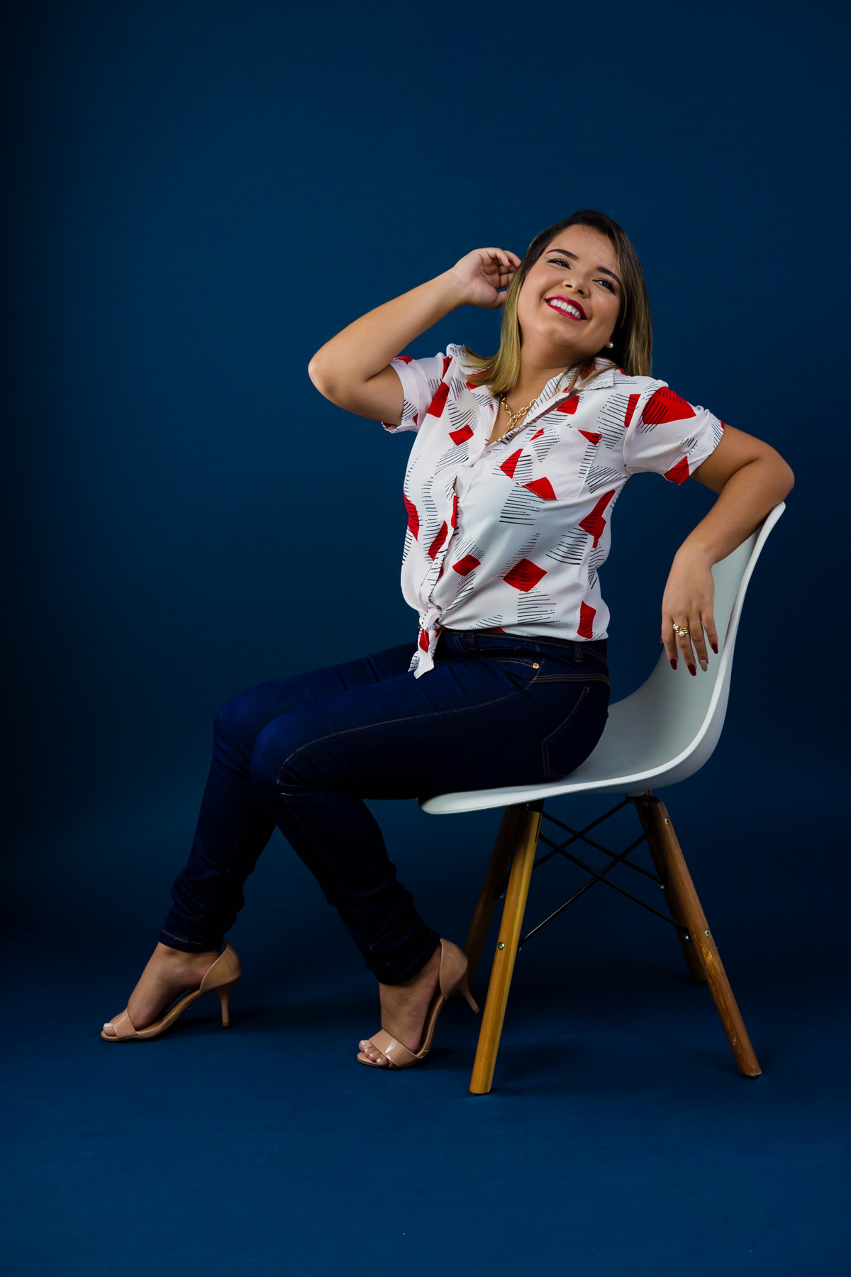 Fotografia com cadeira, fotografia no estúdio - fotografia de mulher - fotos incriveis no estudio
fotográfica casual - fotos espontânea no estúdio - fotografo em santa rita - fotos de studio