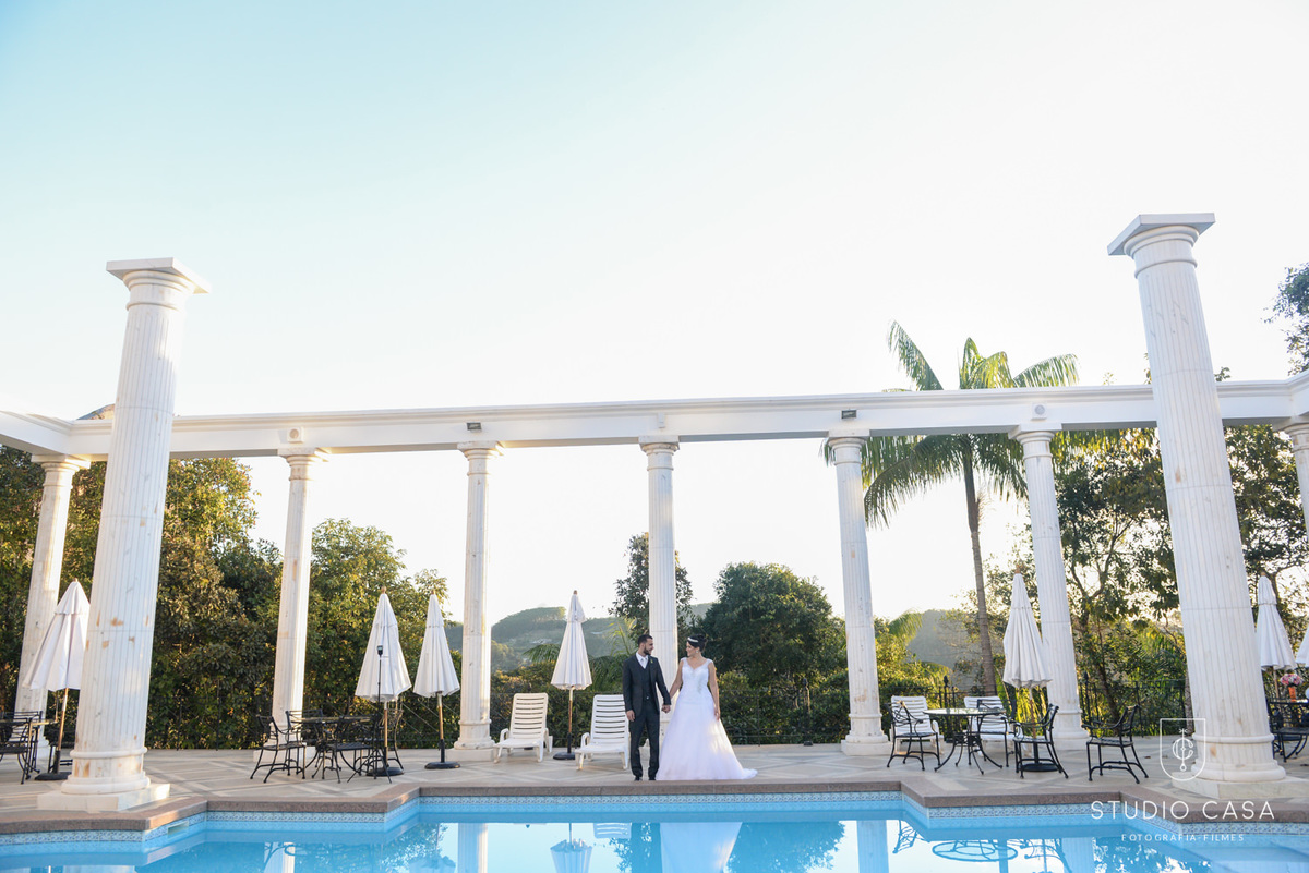 casal na piscina aroso