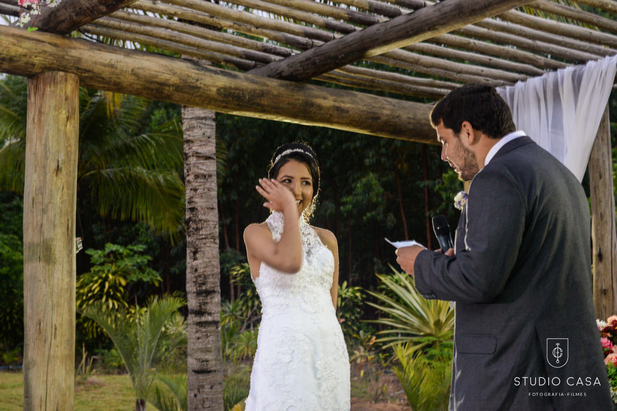 noiva enxugando a lágrima