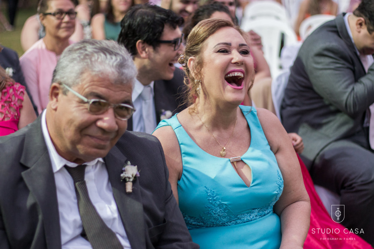 mãe do noivo rindo