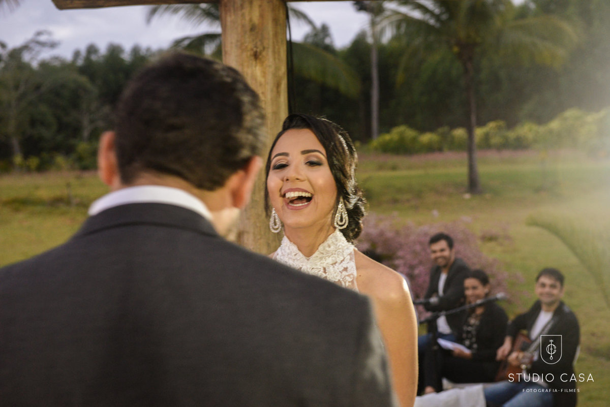 noiva dando gargalhada no sitio santa clara