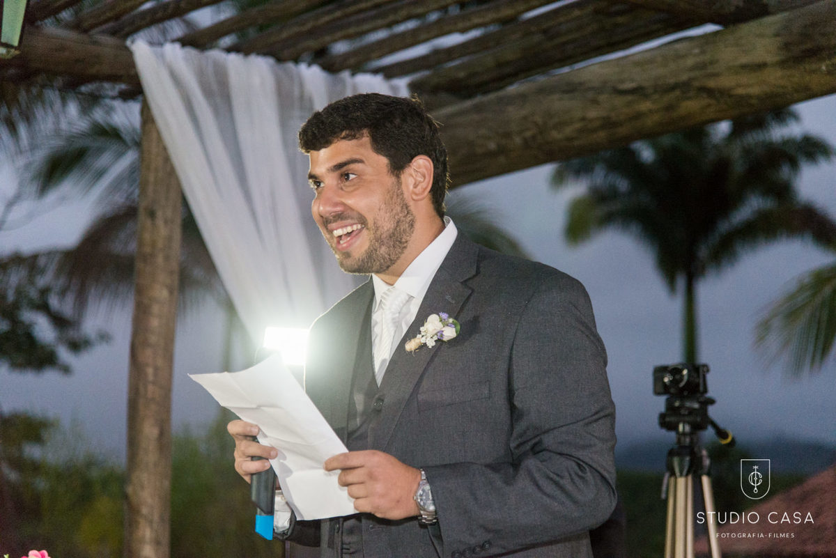 noivo alegre no sitio santa clara