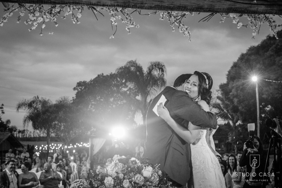 abraço do casal no altar