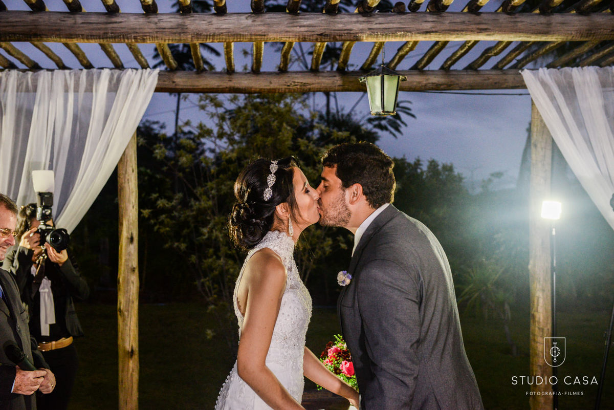 beijo do casal no altar