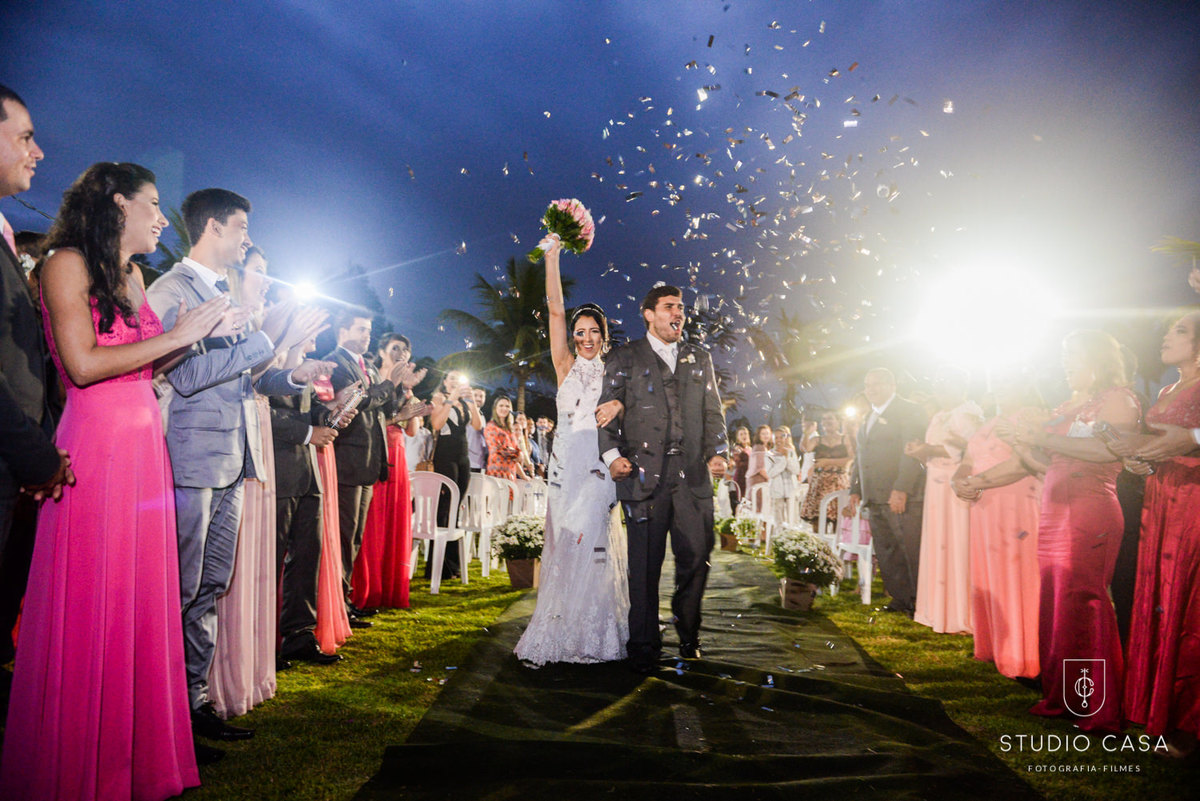 casal comemorando na saída
