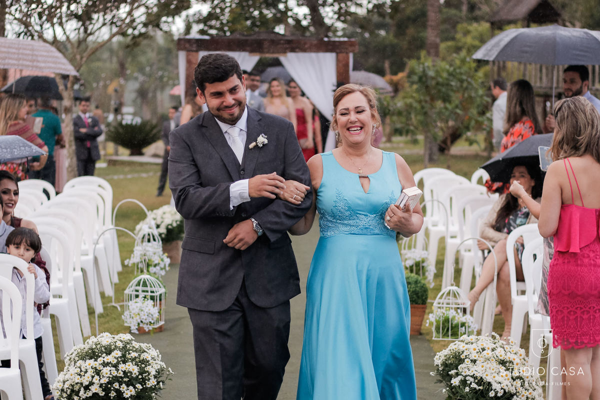 mãe e noivo emocionados