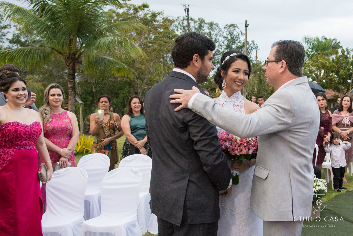 pai da noiva aconselhando casal