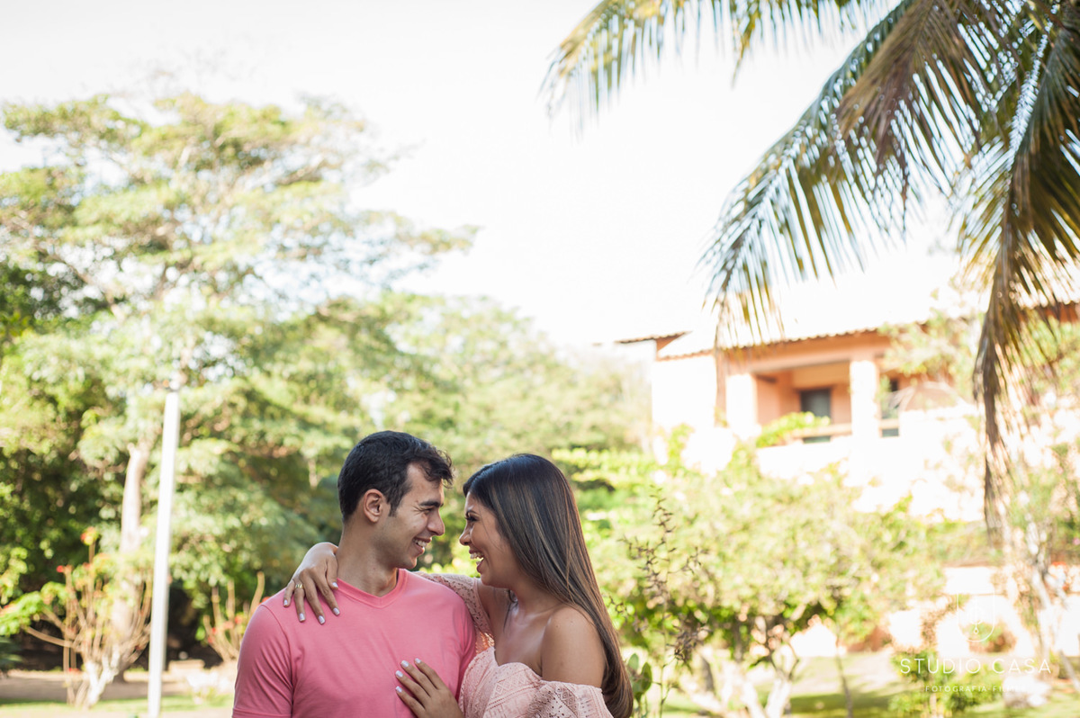 casal rindo com gargalhada