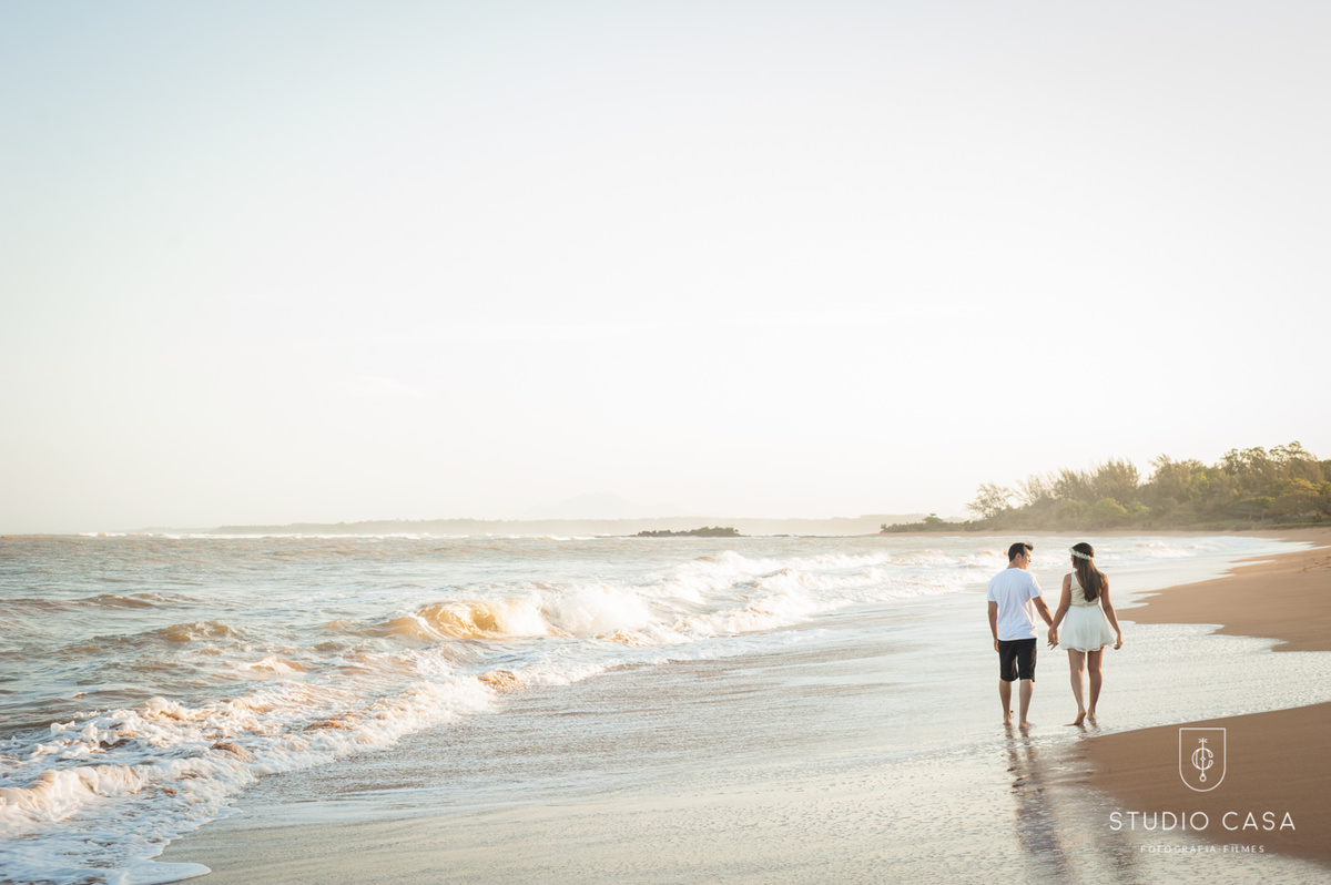casal caminhando na praia