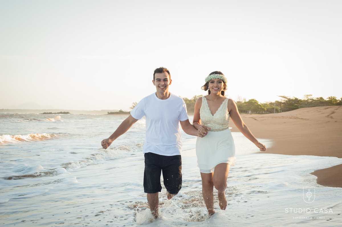 casal correndo na praia
