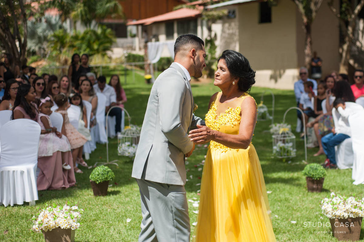 noivo beijando a mãe