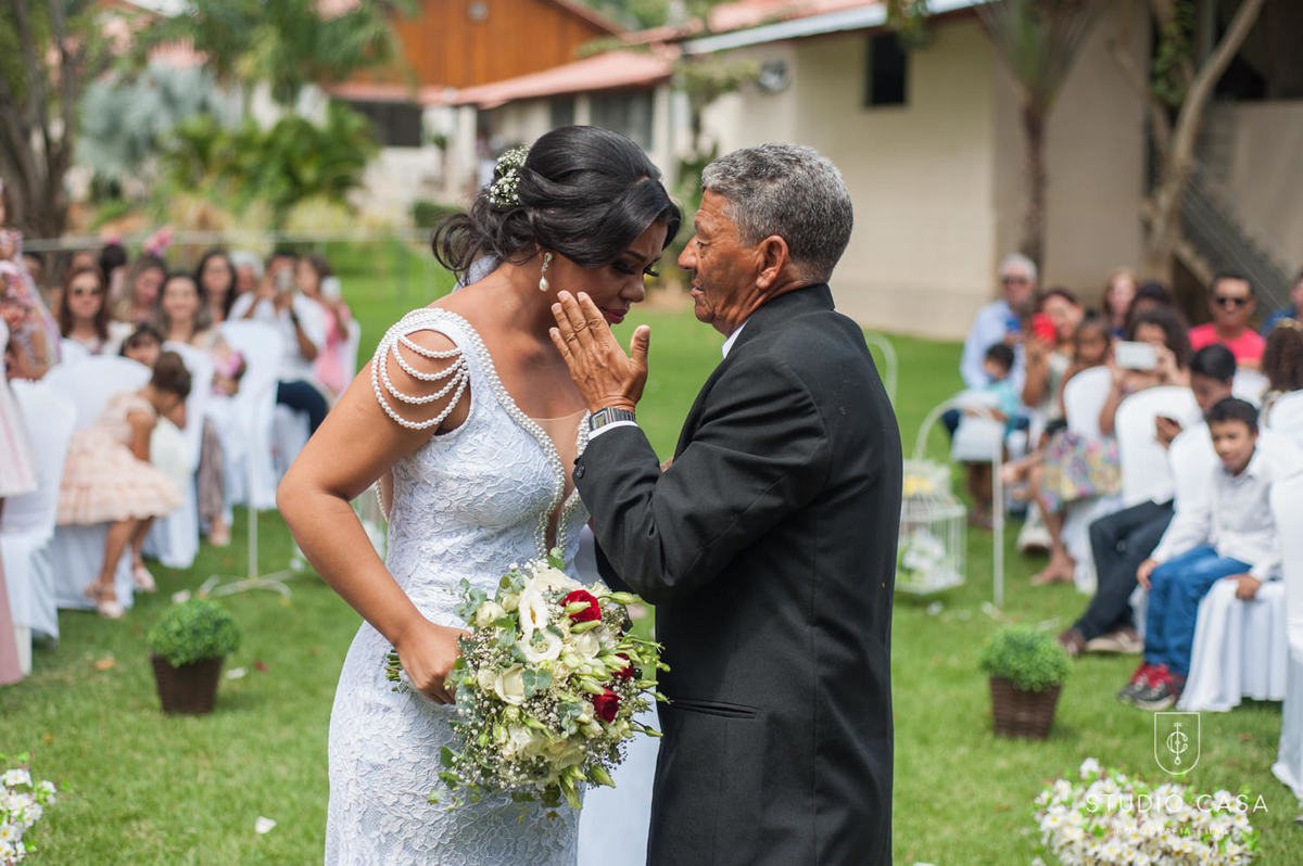 pai da noiva beijando a noiva