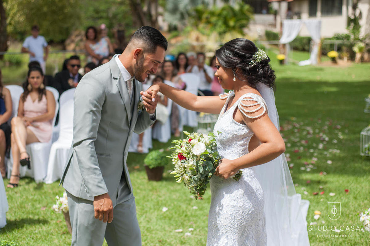 noivo beijando a mão da noiva
