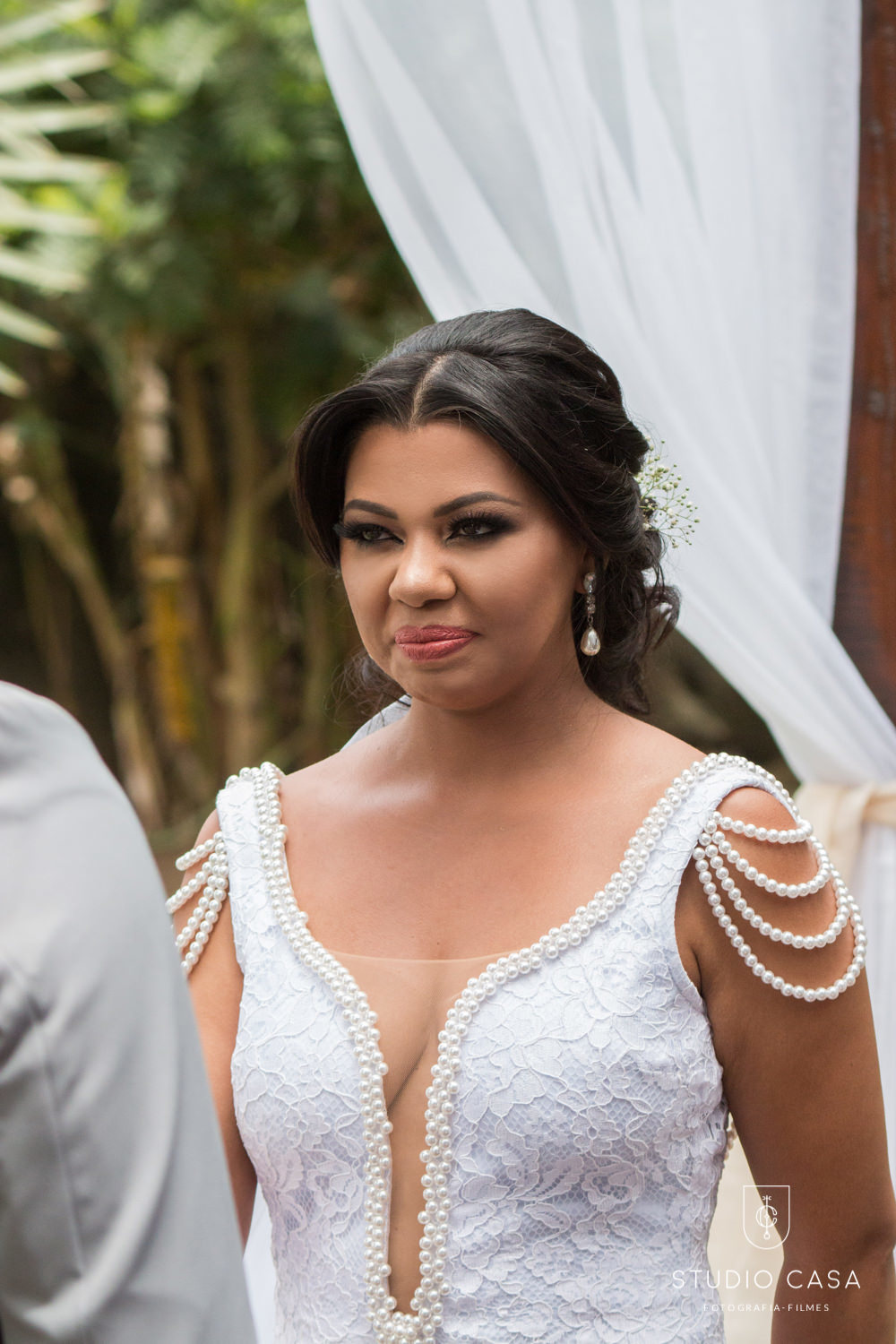 noiva emocionada no altar