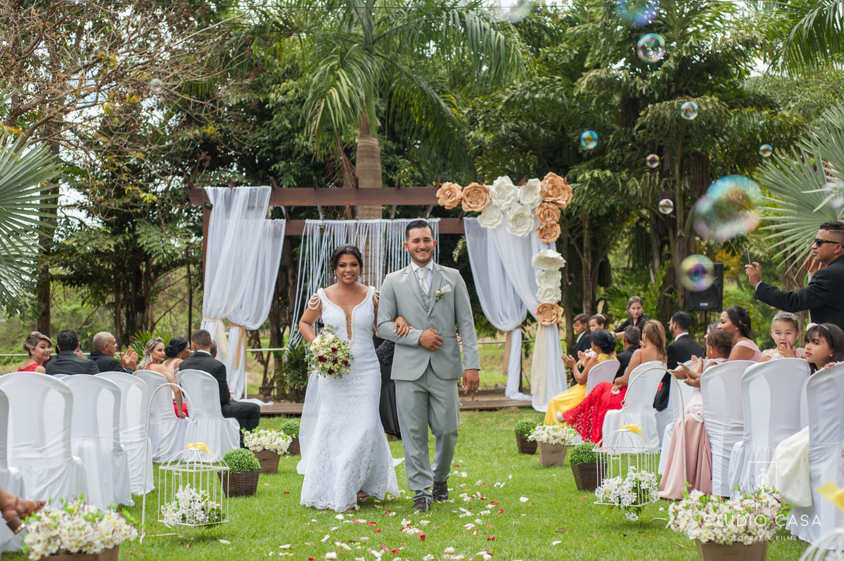 final casamento, noivos saindo